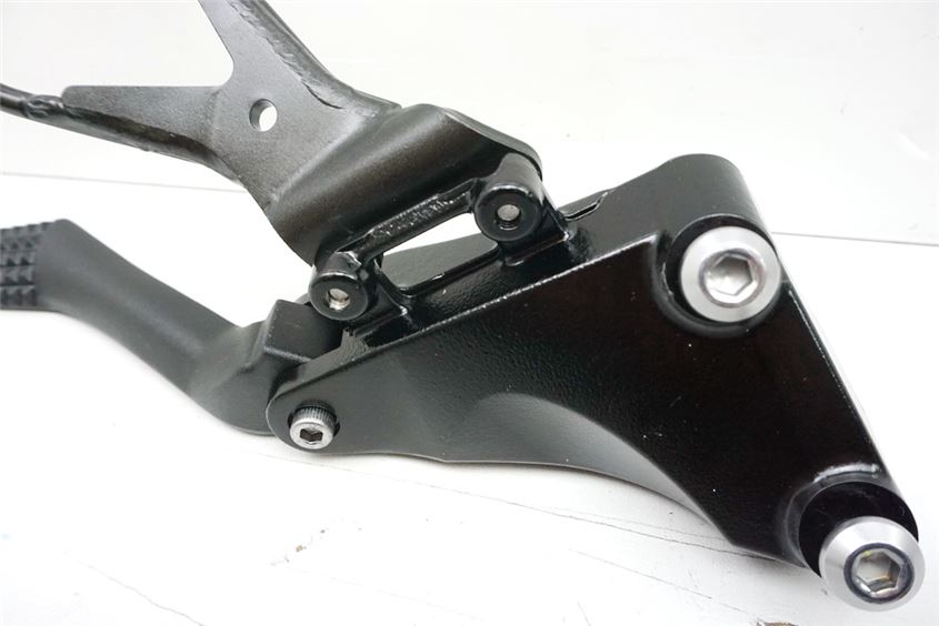 YAMAHA MT01 RP18 REPOSAPIÉS PASAJERO DERECHO SOPORTE ESTRIBERA ASA DE AGARRE