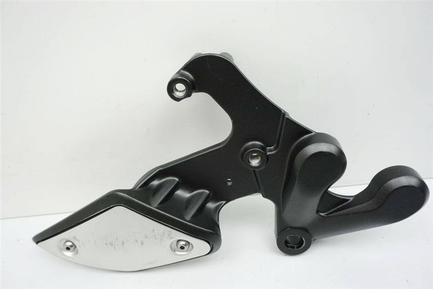 YAMAHA MT01 RP18 FOOTREST BRACKET RIDER RIGHT FOOTREST PLATE