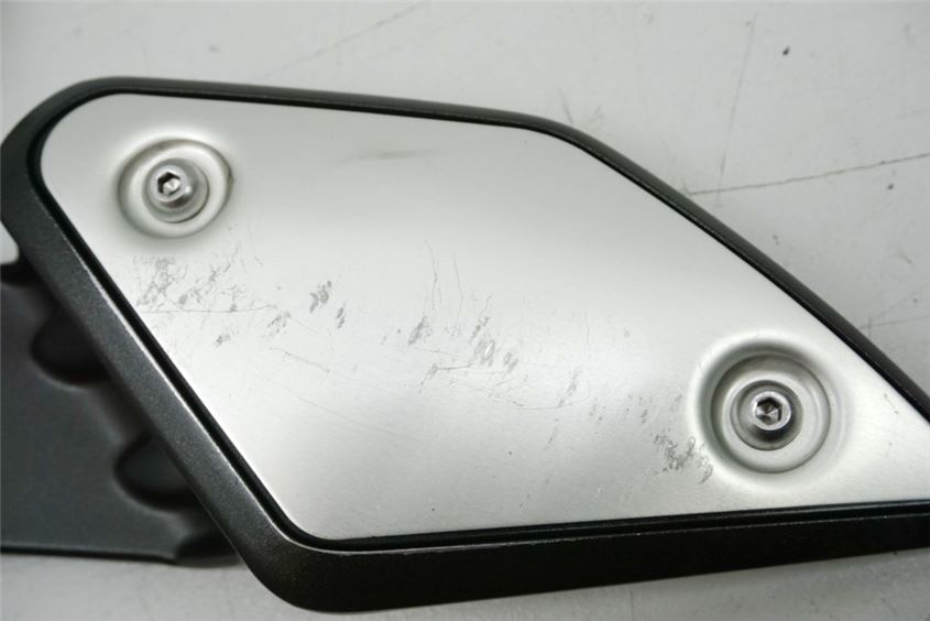 YAMAHA MT01 RP18 FOOTREST BRACKET RIDER RIGHT FOOTREST PLATE