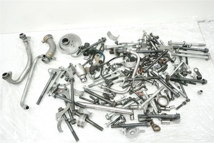 HONDA VFR 750 RC24 / 1 TORNILLOS Y PIEZAS PEQUEÑAS - MOTOR