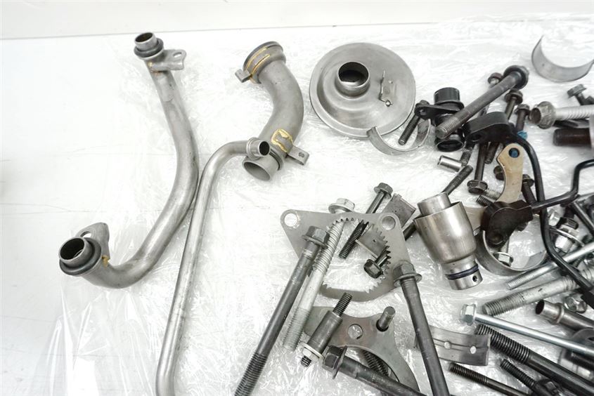 HONDA VFR 750 RC24 / 1 TORNILLOS Y PIEZAS PEQUEÑAS - MOTOR