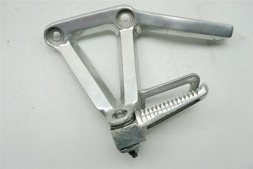 YAMAHA FZS 600 RJ02 FAZER SOPORTE REPOSAPIÉS TRASERO IZQUIERDO REPOSAPIÉS