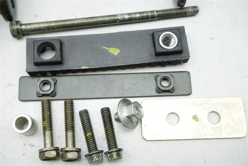 YAMAHA FZS 600 RJ02 FAZER SOPORTE DEPÓSITO GOMAS SUJECIÓN DEPÓSITO TORNILLOS