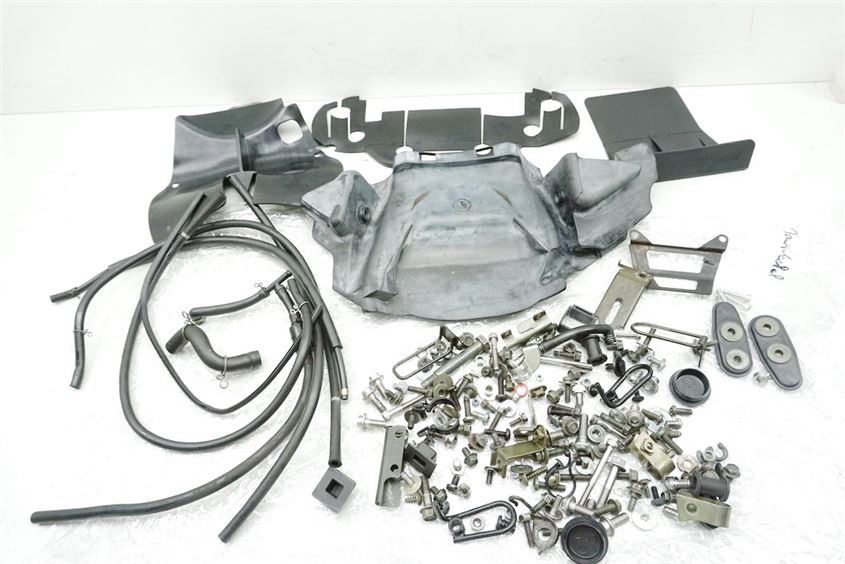 YAMAHA FZS 600 RJ02 FAZER TORNILLOS Y PIEZAS PEQUEÑAS Y MANGUERAS