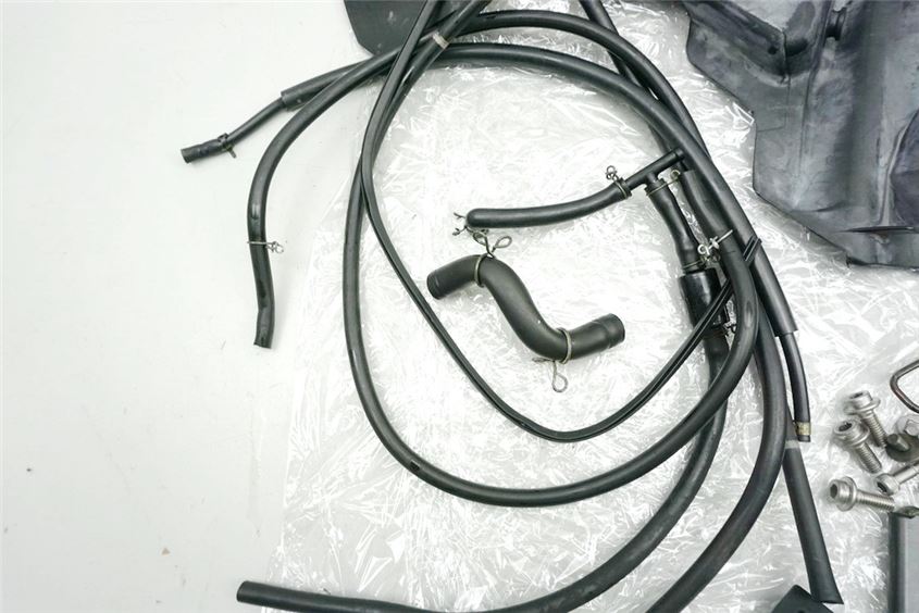 YAMAHA FZS 600 RJ02 FAZER TORNILLOS Y PIEZAS PEQUEÑAS Y MANGUERAS