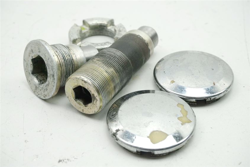 HONDA VT 700 C RC19 SHADOW SCHRAUBEN SCHWINGE ZENTRIERUNG BOLZEN COVER
