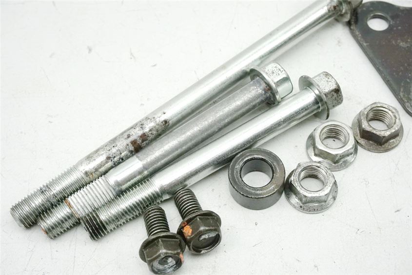 HONDA XL 125 V JC32 VARADERO HALTERUNG MOTOR ACHSE SCHRAUBEN BOLZEN