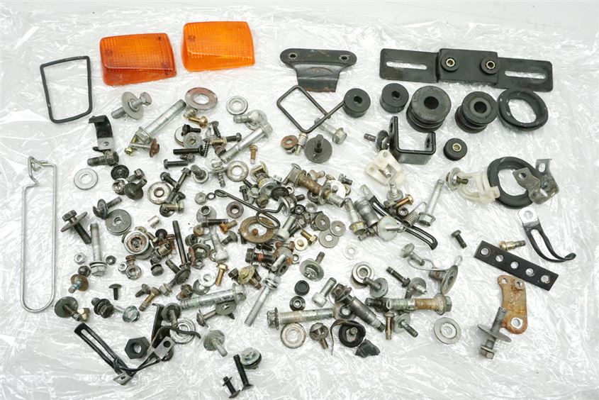 SUZUKI DR 650 SP43 B TORNILLOS Y PIEZAS PEQUEÑAS