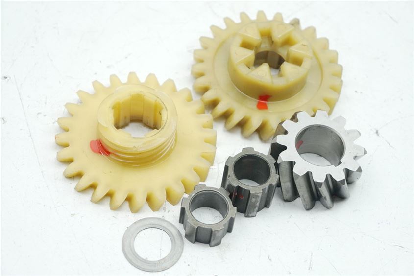 SUZUKI RG 80 GAMMA NC11A GEAR SPROCKET SHAFT TACHOMETER DRIVE