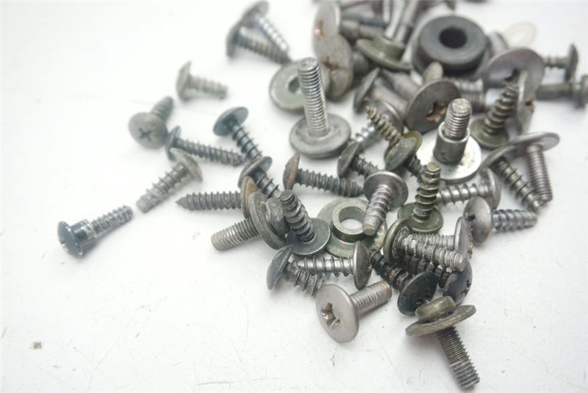YAMAHA YZF 600 4TV THUNDERCAT SCHRAUBEN VERKLEIDUNG SCREWS