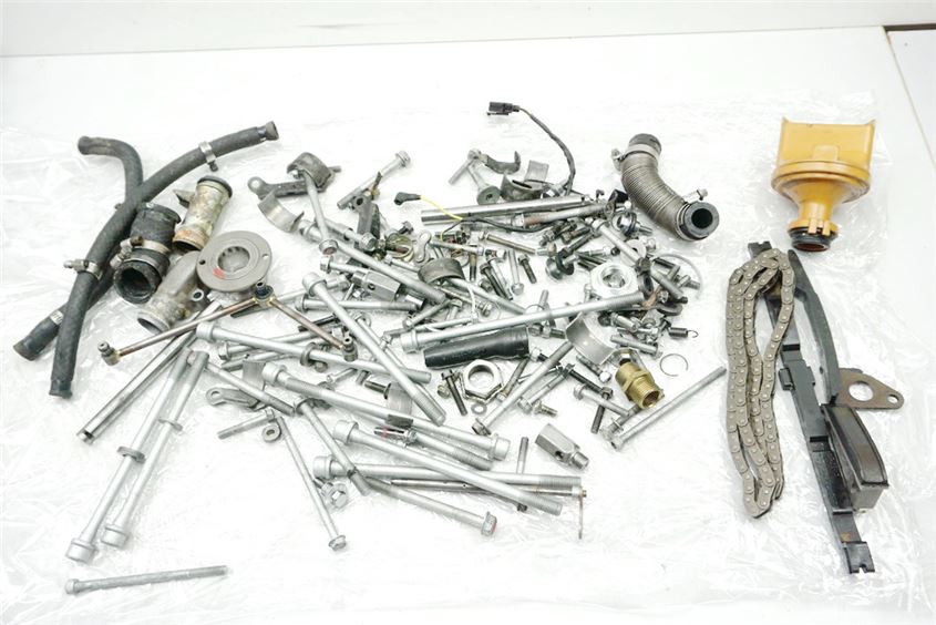 KAWASAKI ZXR 750 ZX750J TORNILLOS Y PIEZAS PEQUEÑAS - MOTOR