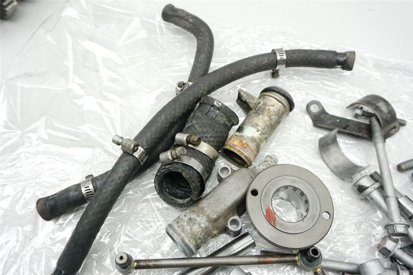 KAWASAKI ZXR 750 ZX750J TORNILLOS Y PIEZAS PEQUEÑAS - MOTOR