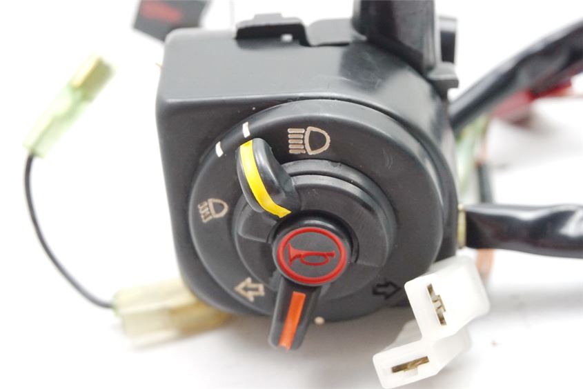 YAMAHA XC 125 3TE BELUGA INTERRUPTOR IZQUIERDO MANILLAR CON SOPORTE RETROVISOR