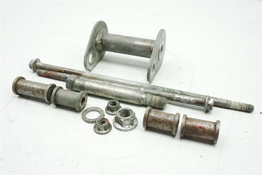 SUZUKI RG 80 GAMMA NC11A SOPORTE MOTOR EJE TORNILLOS PERNOS SOPORTE