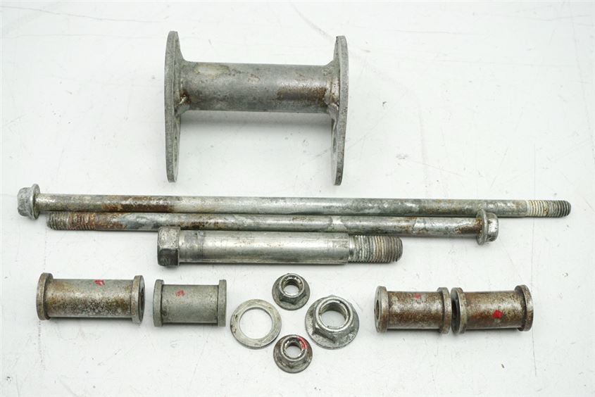 SUZUKI RG 80 GAMMA NC11A SOPORTE MOTOR EJE TORNILLOS PERNOS SOPORTE