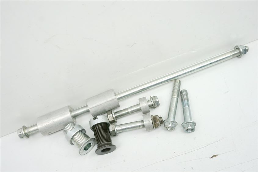HONDA CBR 600 PC35 FS SPORT HALTERUNG MOTOR ACHSE DISTANZEN BOLZEN