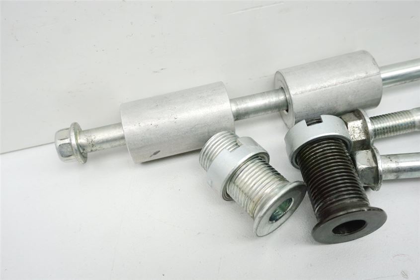 HONDA CBR 600 PC35 FS SPORT HALTERUNG MOTOR ACHSE DISTANZEN BOLZEN