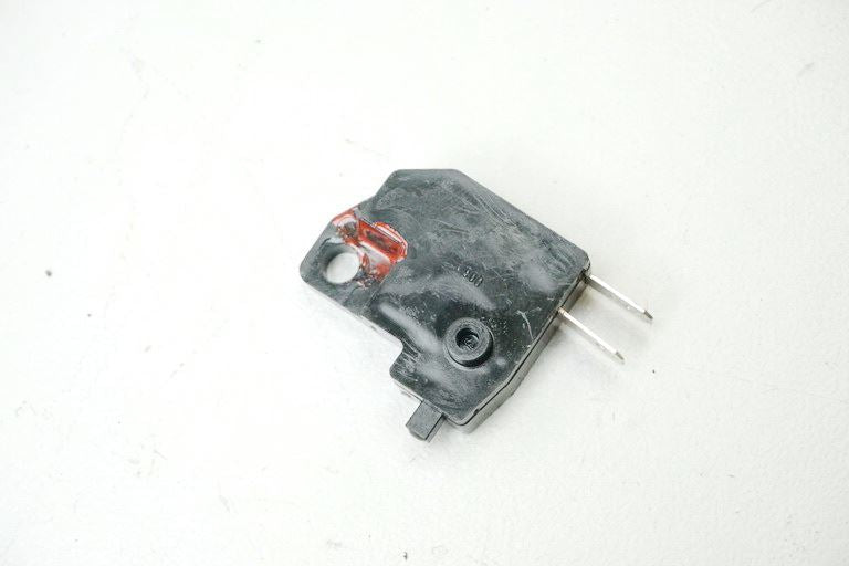 INTERRUPTOR LUZ DE FRENO DELANTERA YAMAHA YZF R1 RN04