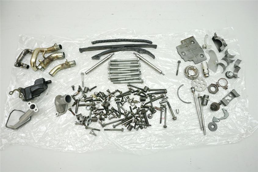 YAMAHA YZF R1 RN04 TORNILLOS Y PIEZAS PEQUEÑAS - MOTOR