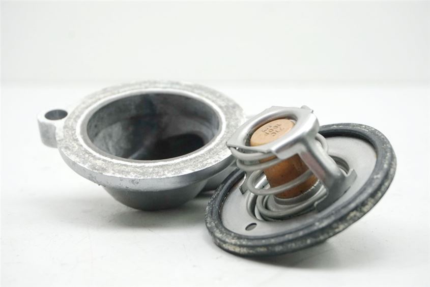 TRIUMPH STREET TRIPLE R 675 ABS L67LR THERMOSTAT THERMOSTATGEHÄUSE