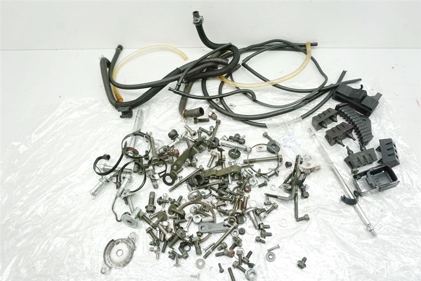 SUZUKI GSF 1200 S WVA9 BANDIT TORNILLOS Y PIEZAS PEQUEÑAS