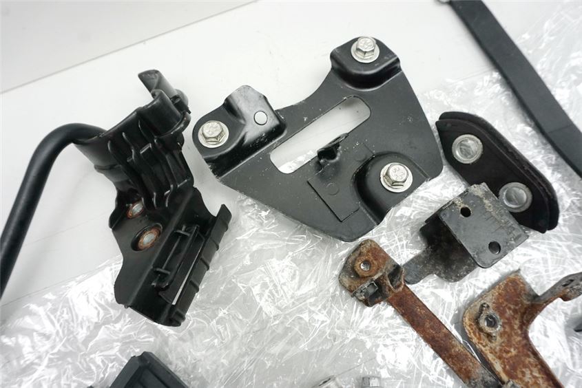 KTM DUKE 125 ABS A3 SCHRAUBEN & KLEINTEILE & HALTER