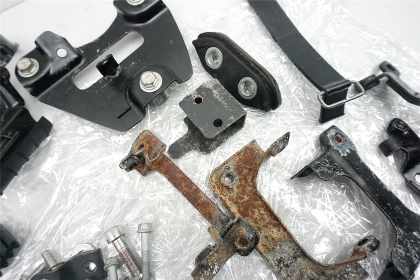 KTM DUKE 125 ABS A3 SCHRAUBEN & KLEINTEILE & HALTER