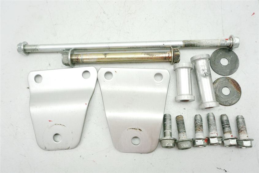 SUZUKI RF 600 GN76B ENGINE MOUNT BRACKET ENGINE AXLE BOLT RETAINING PLATE SCREWS