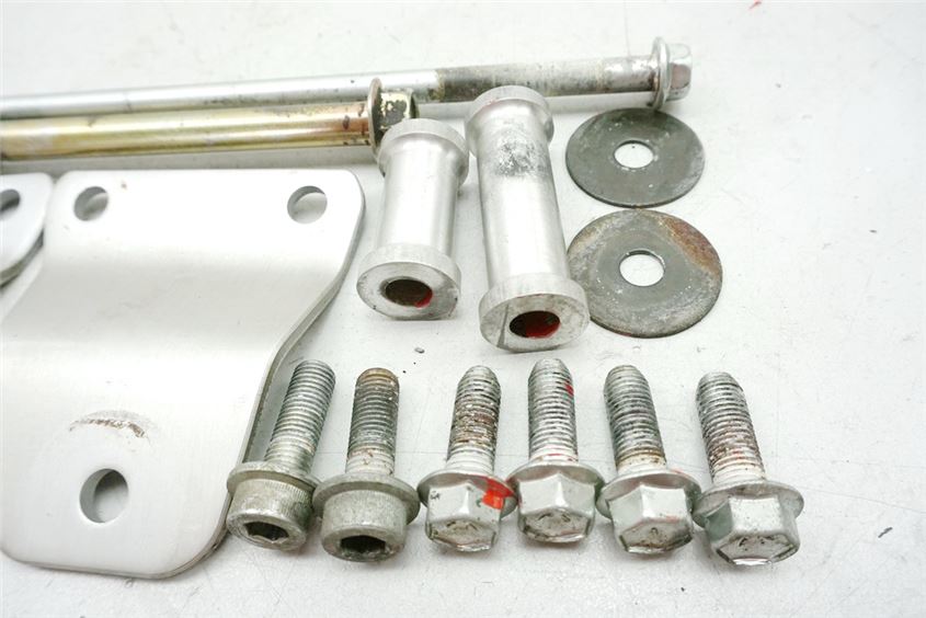 SUZUKI RF 600 GN76B ENGINE MOUNT BRACKET ENGINE AXLE BOLT RETAINING PLATE SCREWS