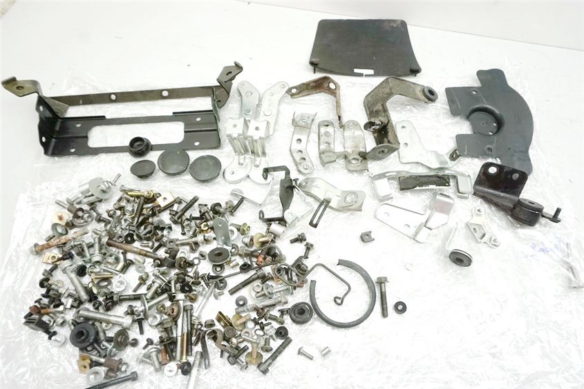 SUZUKI RF 600 GN76B TORNILLOS Y PIEZAS PEQUEÑAS Y SOPORTES
