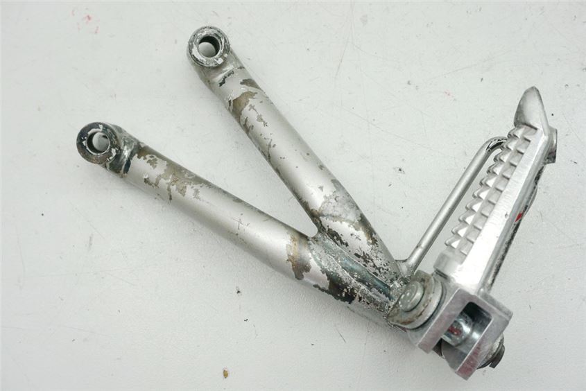 SUZUKI RF 600 GN76B PASSENGER FOOTREST MOUNT LEFT BRACKET FOOTREST