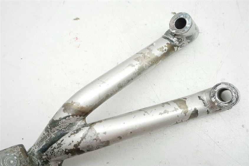 SUZUKI RF 600 GN76B PASSENGER FOOTREST MOUNT LEFT BRACKET FOOTREST