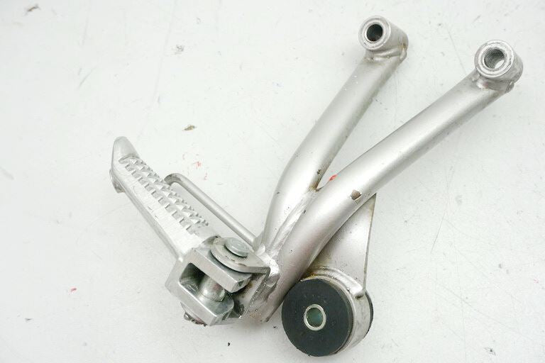 SUZUKI RF 600 GN76B ESTRIBERA DERECHA TRASERA SOPORTE ESTRIBERA
