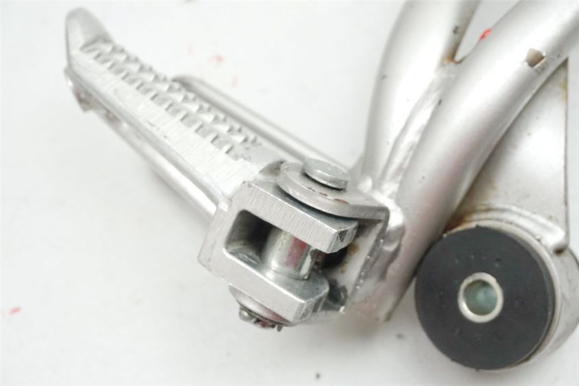 SUZUKI RF 600 GN76B ESTRIBERA DERECHA TRASERA SOPORTE ESTRIBERA