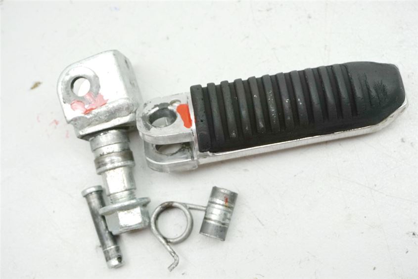 SUZUKI RF 600 GN76B ESTRIBO DELANTERO DERECHO ESTRIBERA
