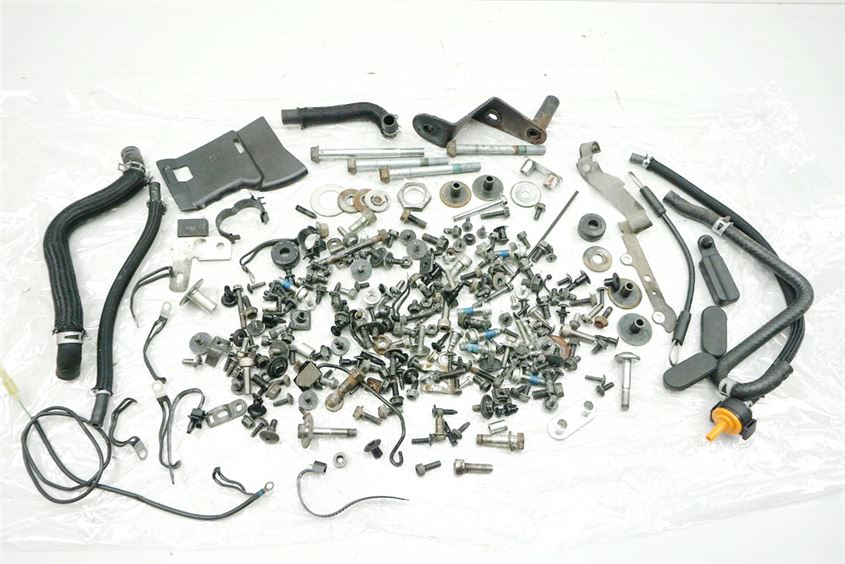 SUZUKI AN 650 ABS WVBU BURGMAN EXECUT TORNILLOS Y PIEZAS PEQUEÑAS