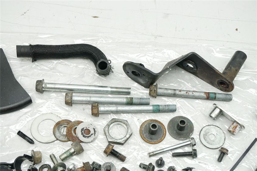 SUZUKI AN 650 ABS WVBU BURGMAN EXECUT TORNILLOS Y PIEZAS PEQUEÑAS