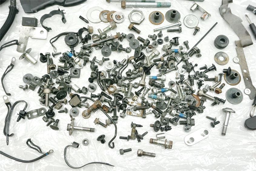 SUZUKI AN 650 ABS WVBU BURGMAN EXECUT TORNILLOS Y PIEZAS PEQUEÑAS