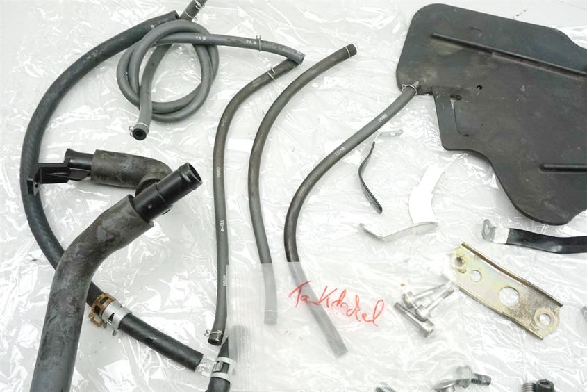 HONDA CBR 600 PC35 SCHRAUBEN - KLEINTEILE - SCHLÄUCHE