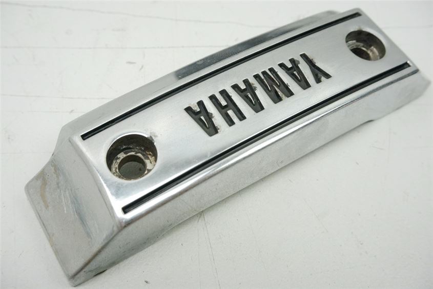 YAMAHA XV 750 3AL VIRAGO ABDECKUNG BREMSVERTEILER COVER GABELBRÜCKE EMBLEM