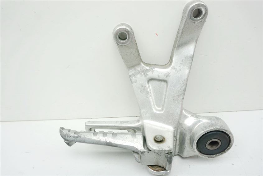 YAMAHA FZ 750 2KK FOOTREST ASSEMBLY PILLION RIGHT HOLDER FOOTREST