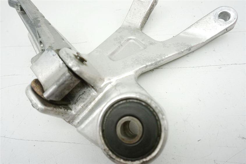 YAMAHA FZ 750 2KK FOOTREST ASSEMBLY PILLION RIGHT HOLDER FOOTREST