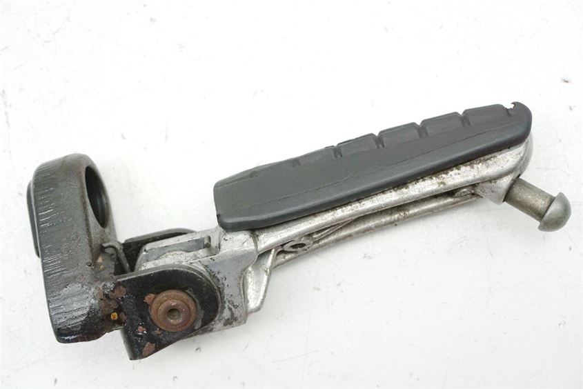 YAMAHA FZ 750 2KK FOOTREST BRACKET RIDER RIGHT HOLDER FOOTREST