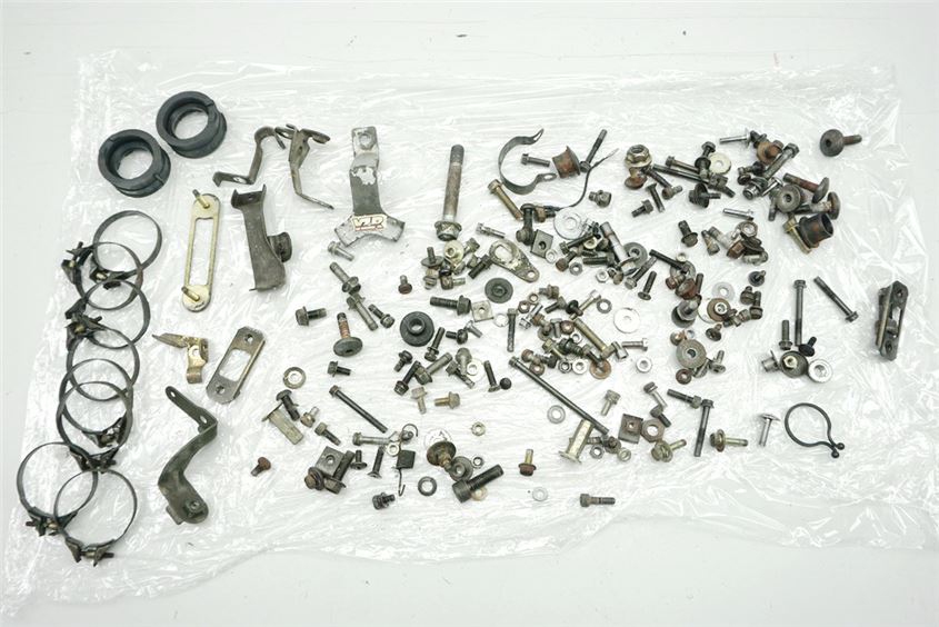 YAMAHA FZ 750 2KK TORNILLOS Y PIEZAS PEQUEÑAS