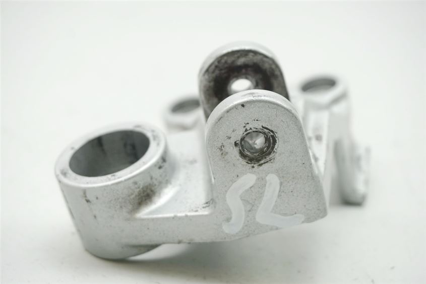KAWASAKI GPZ 600 R NINJA ZX600A FOOTREST BRACKET PASSENGER LEFT HOLDER FOOTREST
