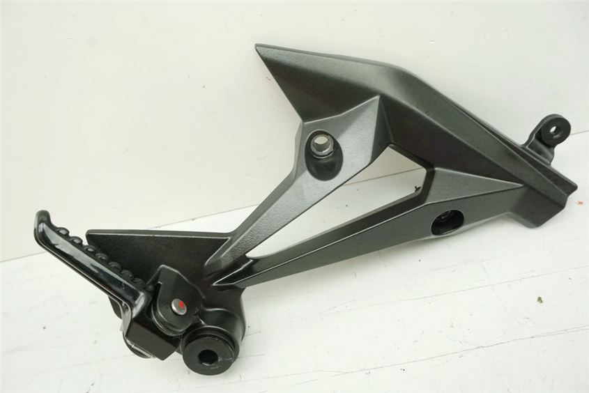 KAWASAKI Z 1000 ABS ZRT00B PASSENGER FOOTREST MOUNT RIGHT HOLDER FOOTREST