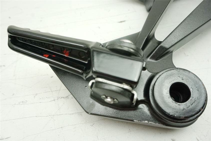 KAWASAKI Z 1000 ABS ZRT00B PASSENGER FOOTREST MOUNT RIGHT HOLDER FOOTREST
