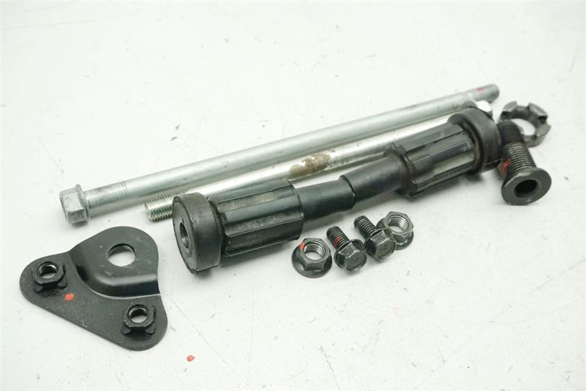 KAWASAKI Z 1000 ABS ZRT00B HALTERUNG MOTOR ACHSE BOLZEN DISTANZEN MOTORHALTER
