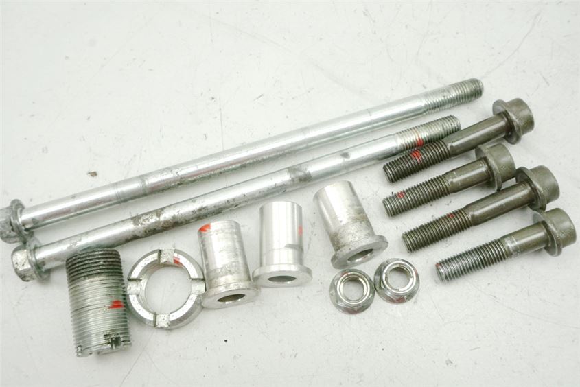 SUZUKI GSX-R 600 SRAD EJE MOTOR TORNILLOS DISTANCIADORES SOPORTE MOTOR