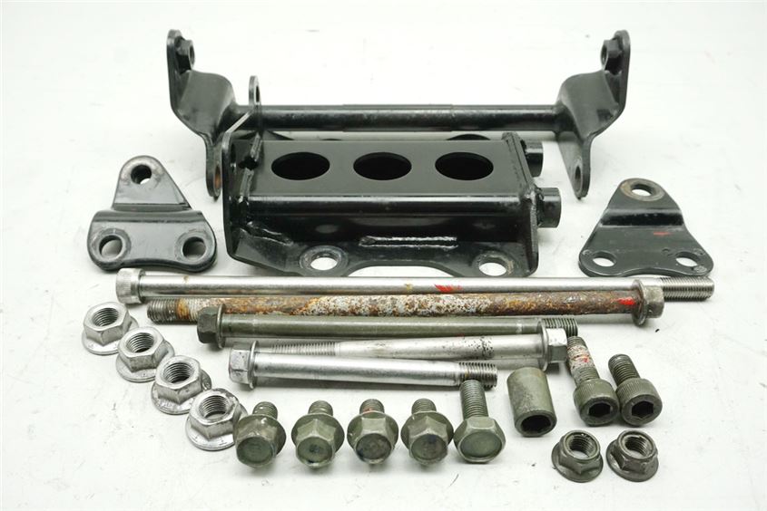 YAMAHA XVS 1100 VP05 CLASSIC DRAG STA BRACKET ENGINE AXLE BOLT ENGINE MOUNT